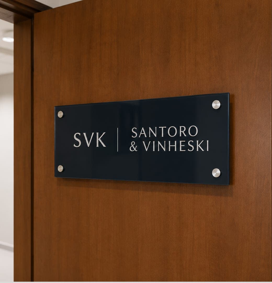 Placa de identificação do escritório Santoro & Vinheski Advogados, em Rua Francisco Rocha, 62, Sala 1001, Batel, Curitiba, PR, CEP 80420-130